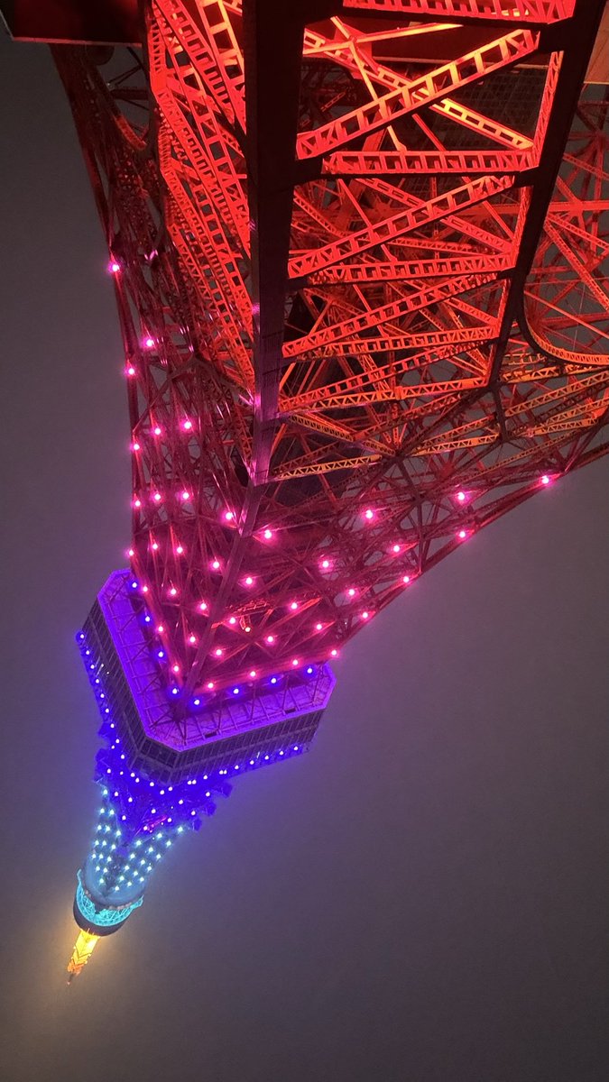 特につぶやくことがないので…
東京の夜景をどうぞ🗼

壁紙にオススメです！
オリンピックカラーかな〜！？