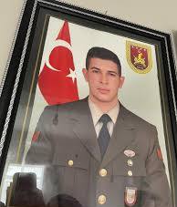 Kr03001338Hr's tweet photo. Kayseri de düğün gecesi uzman çavuş Ümitcan polat ö-ldürülerek in-tihar süsü verildi . Yapan kişi apaçık ortada sözde eşi müğe yazgan ve dostu dur .Kafasına sıkan kişi elinde silah öyle durmaz üstüne svap izi yok .  #sondakika #ümitcanpolatiçinadalet #mügeyazgantutuklansın https://t.co/ENFsB0xPcq