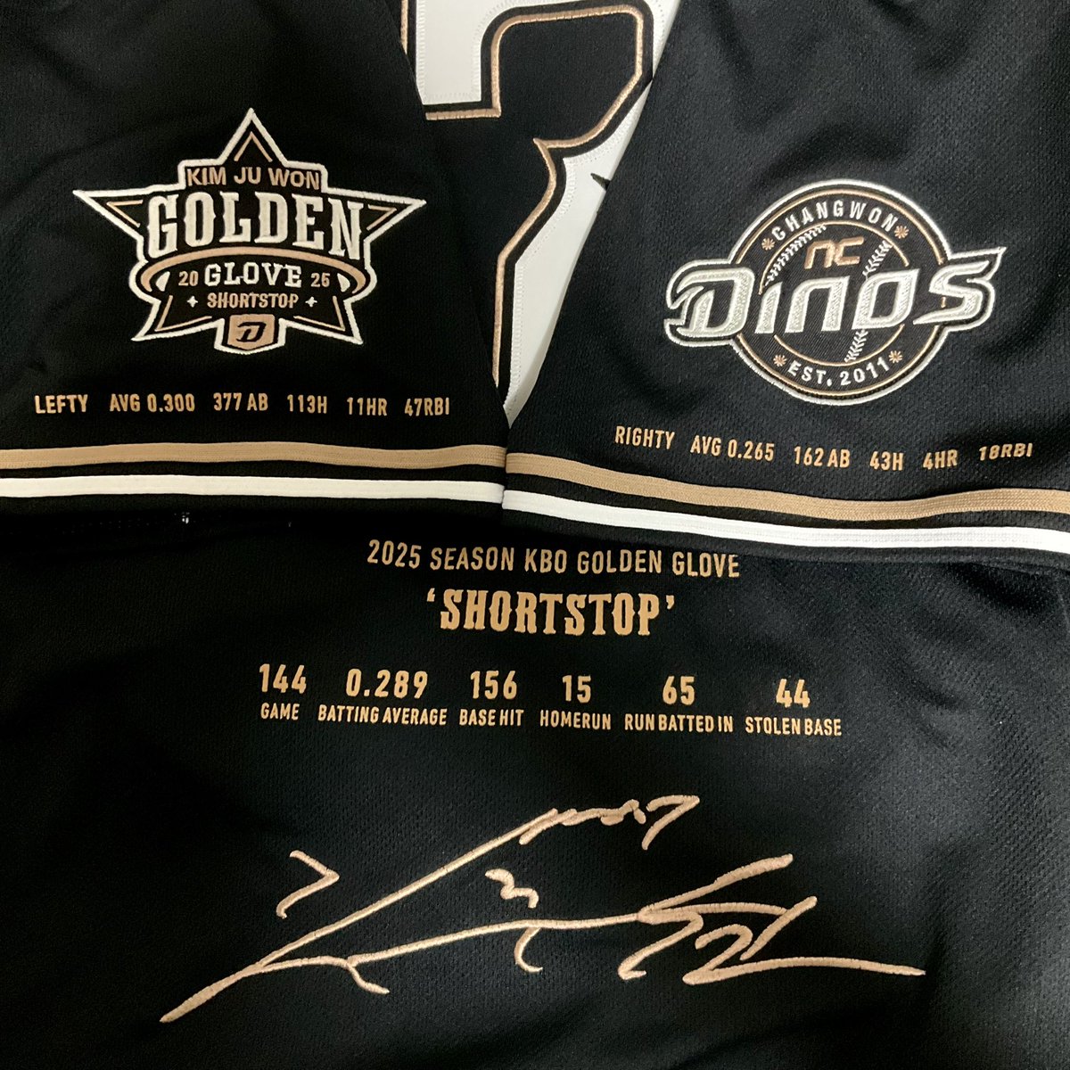 엔씨 미감 가오에 미친 구단
양팔 소매에 좌타우타 스탯 적어 놓은 것 봐