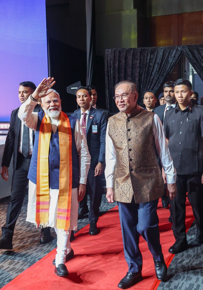 Today’s community programme in Kuala Lumpur included an exhibition on the Indian community in Malaysia. 

The Indian Government’s decision of extending OCI card eligibility to Malaysian citizens of Indian origin up to the 6th generation has caused immense happiness among the