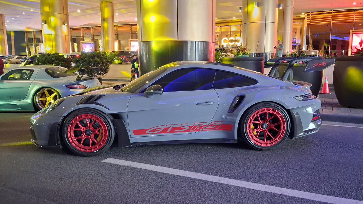 African_Sensei's tweet photo. Les deux porsche presentent https://t.co/7EPYKBRJtA