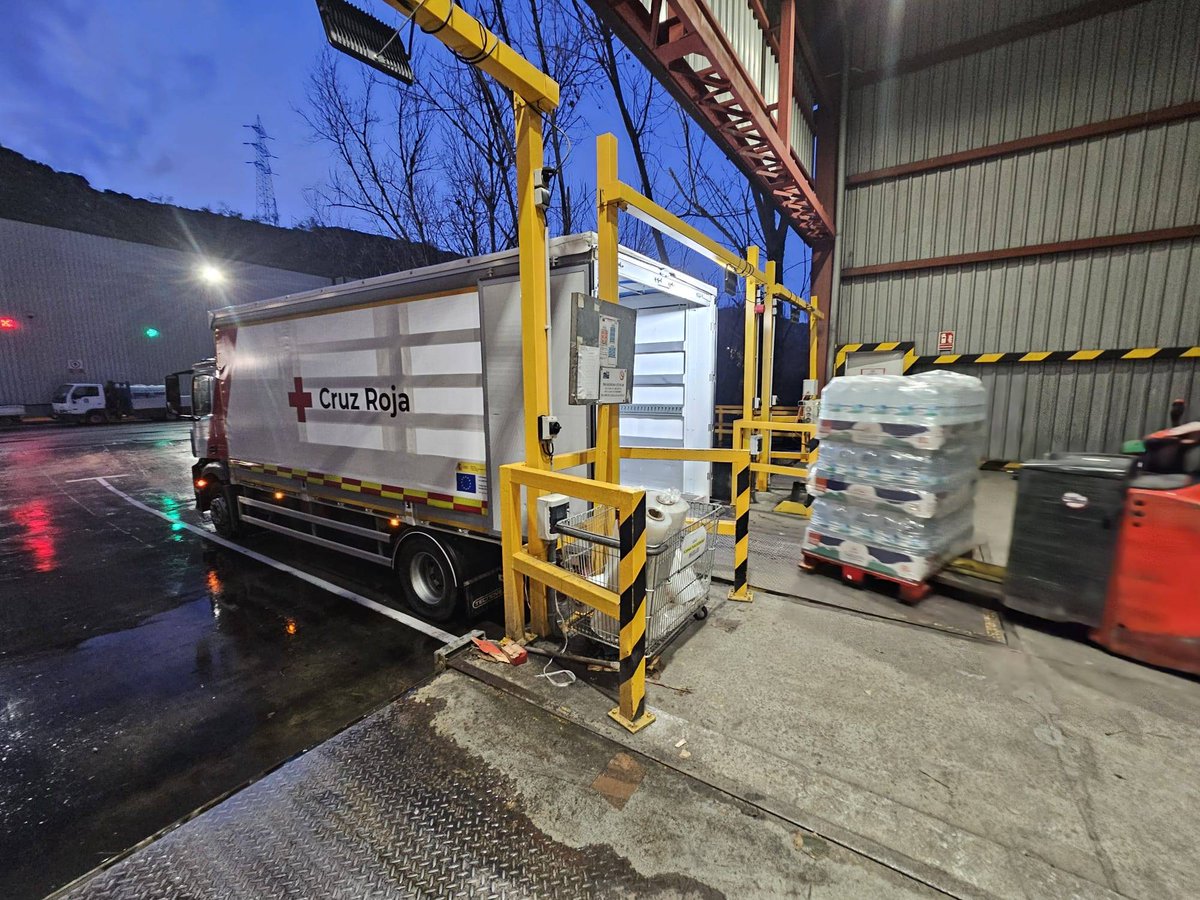 💧Además de atender a desalojadxs por inundaciones, estamos repartiendo agua embotellada en poblaciones donde las lluvias han afectado al suministro de agua potable.

📍Hemos enviado a Cartajima, El Burgo y Zahara de la Sierra.

🤝Agua facilitada por <a href="/CarrefourES/">Carrefour España</a> y <a href="/aneabe/">Asociación de Aguas Minerales de España (ANEABE)</a>