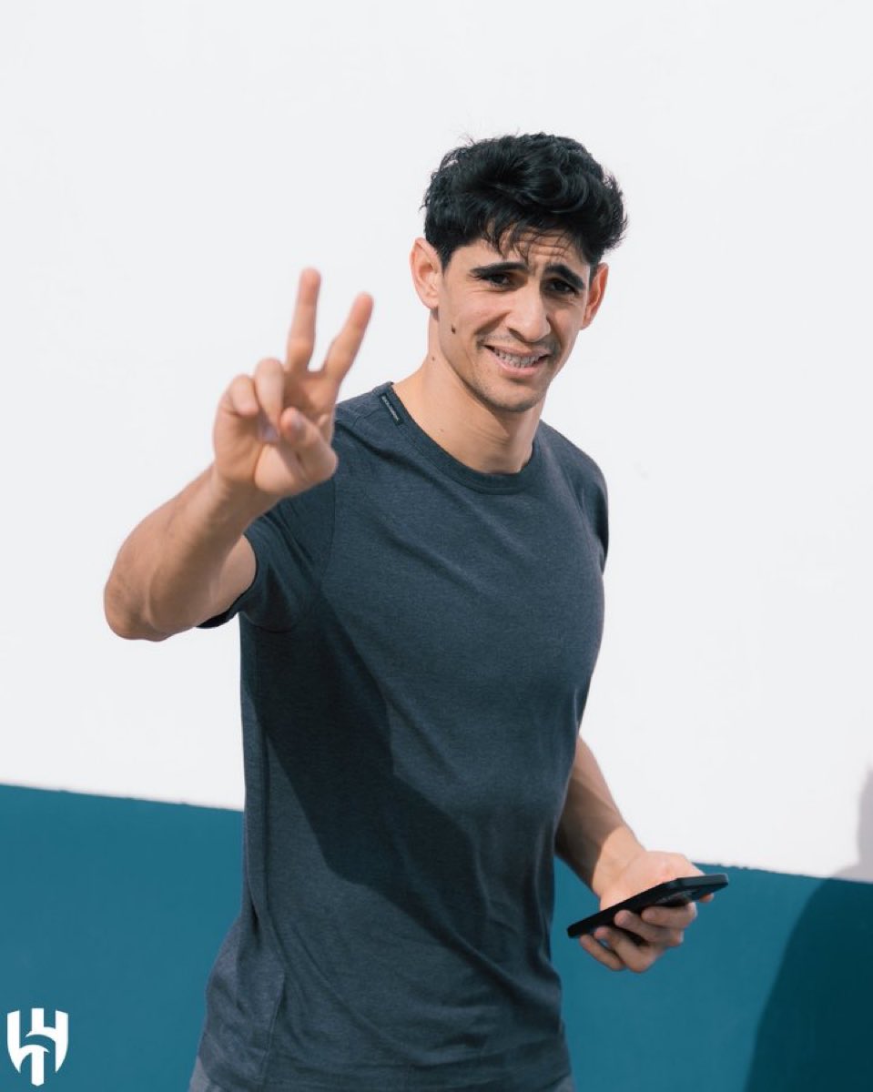 ياسين بونو لحظة وصوله إلى مقر النادي💙