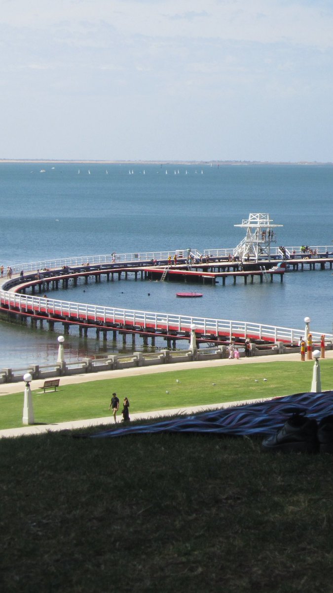 호주는 지금 한여름! 
시티에서 기차타고 1시간 근교로 나오면 
바로 이런 바다를 볼 수 있음… 
매 해 여름 풍경 보러 오는데 매번 넘 아름답다 🥹