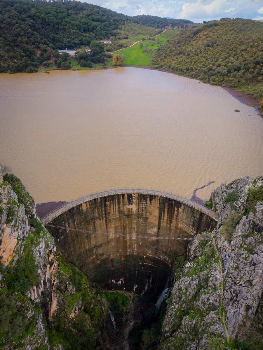 Impresionantes imágenes nos comparte <a href="/iAngelpro/">Ángel J Ruiz Arrocha</a> de la Presa de los caballeros (Montejaque).

#TiempoRonda