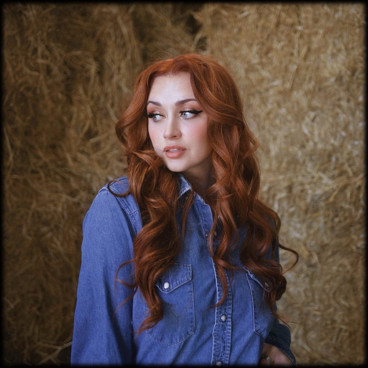 WHAT’S EVERYONES PLANS THIS WEEKEND? 🤎 
I’M PLAYING IN BIRMINGHAM AND ABERDEEN AND TRAVELING OVER 20 HOURS HEHE