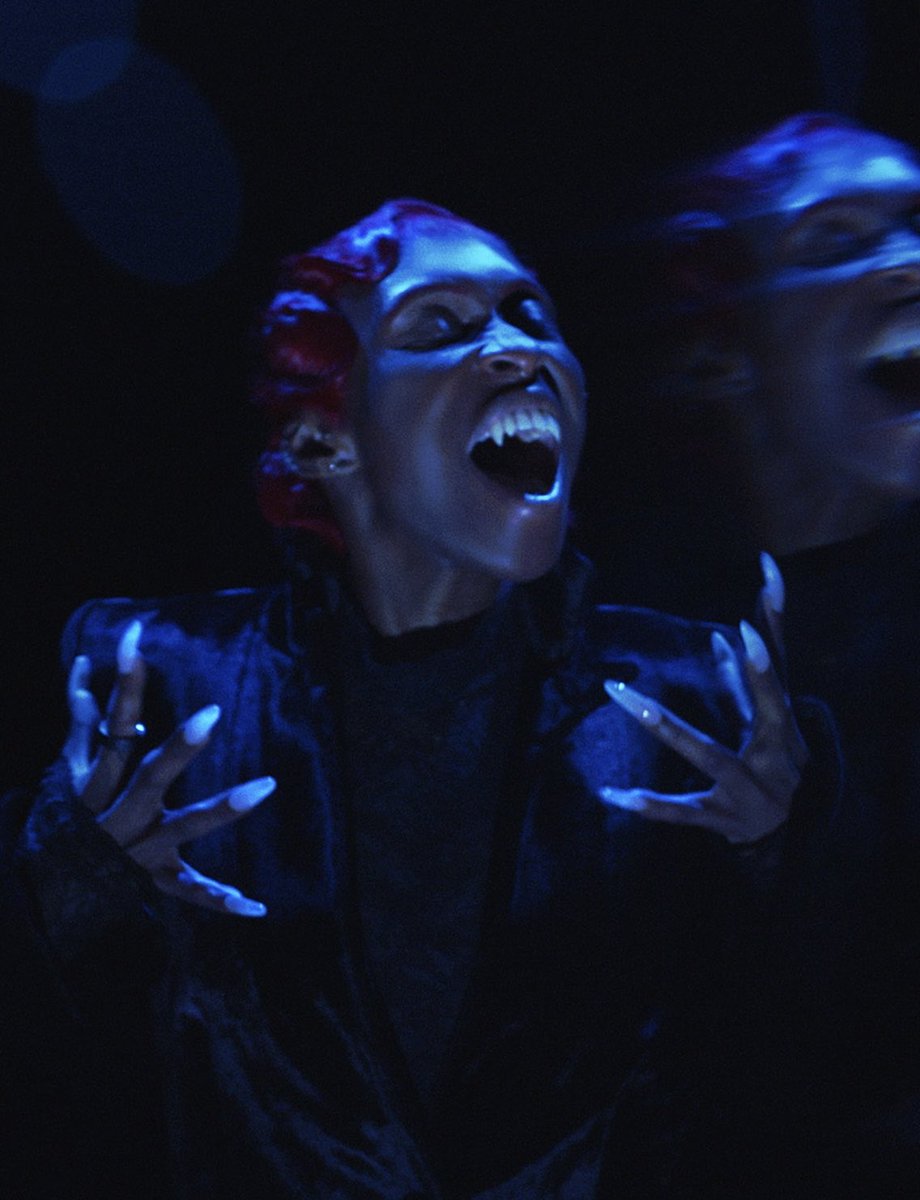 LIKE LOOK AT HERRRR!?!!?!