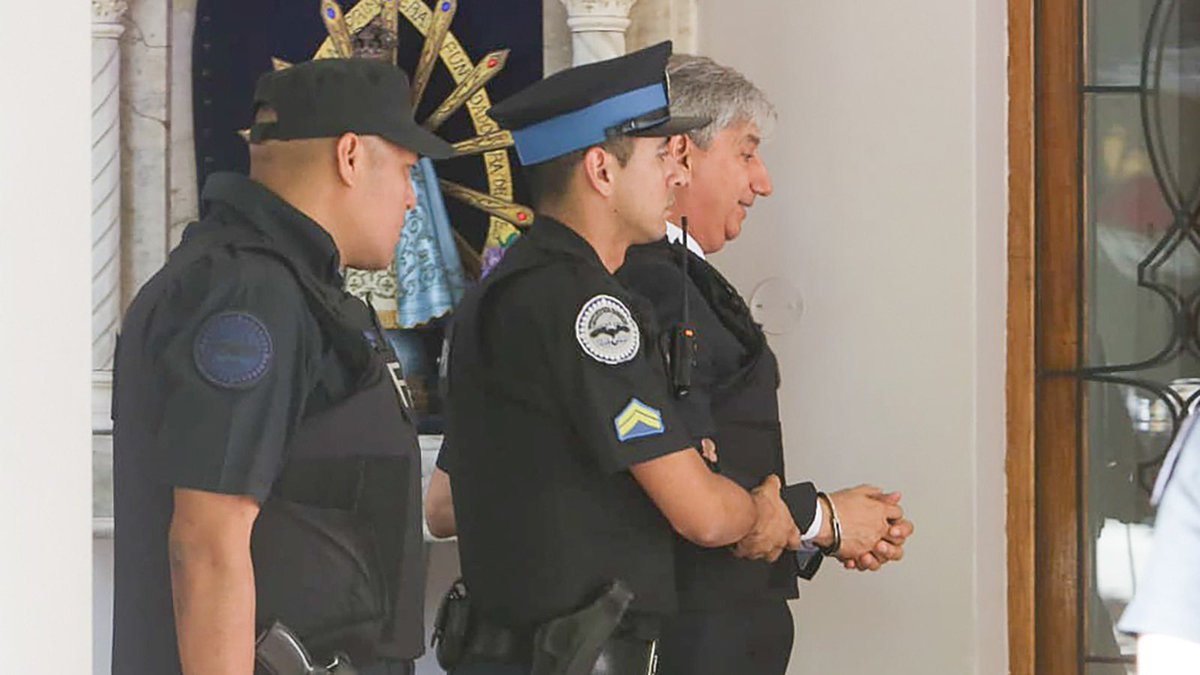 La condena de 18 años de prisión al ex juez Walter Bento recuerda una verdad básica del Estado de Derecho: quienes juzgan tienen un deber mayor que el resto de la sociedad. No solo deben cumplir la ley, sino encarnarla.

Un juez que traiciona su función no es un delincuente más: