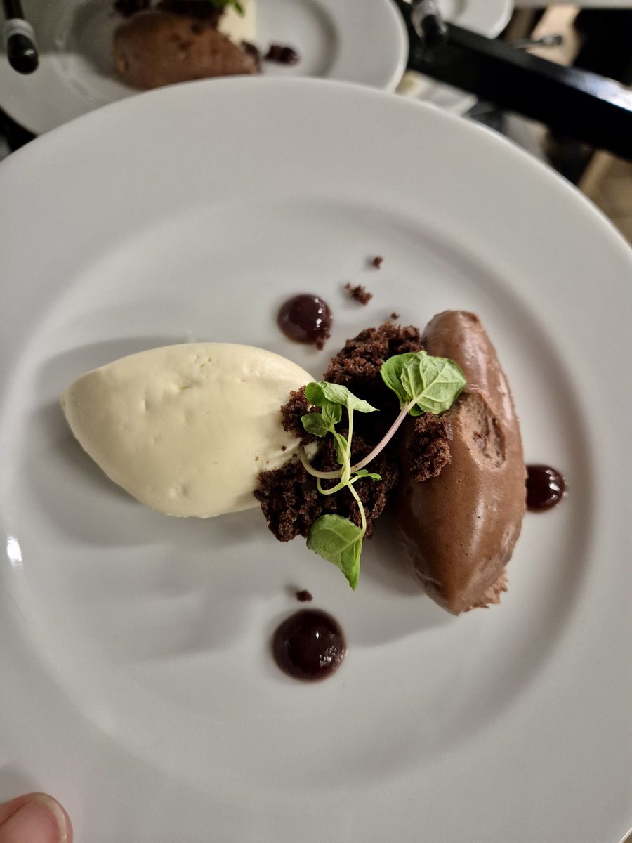 Say hello to some chocolate decadence on your Saturday lunchtime 🍫

Bittersweet chocolate mousse, black cherry compote, kirsch-soaked chocolate sponge and lightly whipped cream 👩‍🍳
