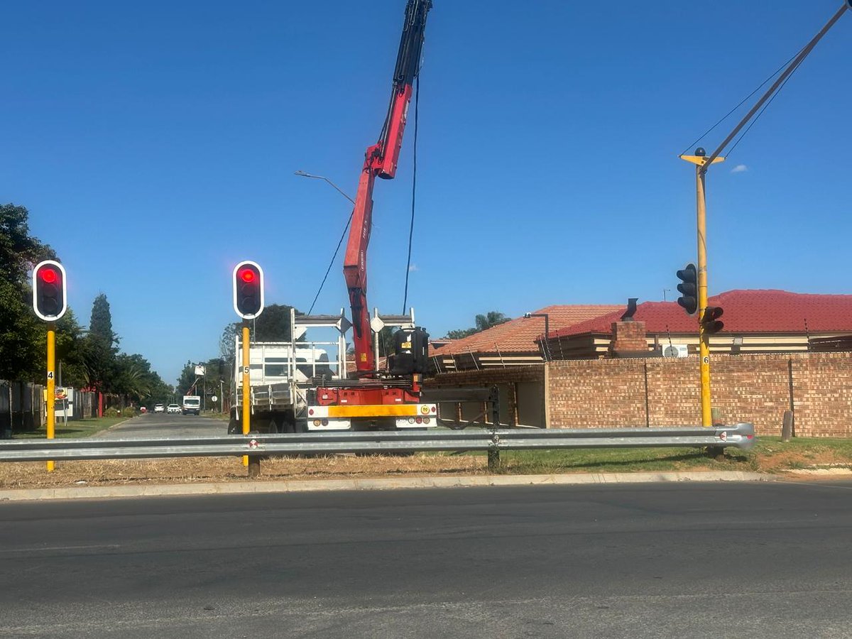 City_Ekurhuleni's tweet photo. #FixingTheFrontline | #CoEEnergyUpdate
ON THE GROUND β‘π¦π‘
Energy Team is restoring electricity in #Wadeville, #Germiston & surrounding areas, resolving outages across the city, and fixing streetlights & traffic lights.
#ServiceDeliveryInAction β
https://t.co/lmXuYJBz03