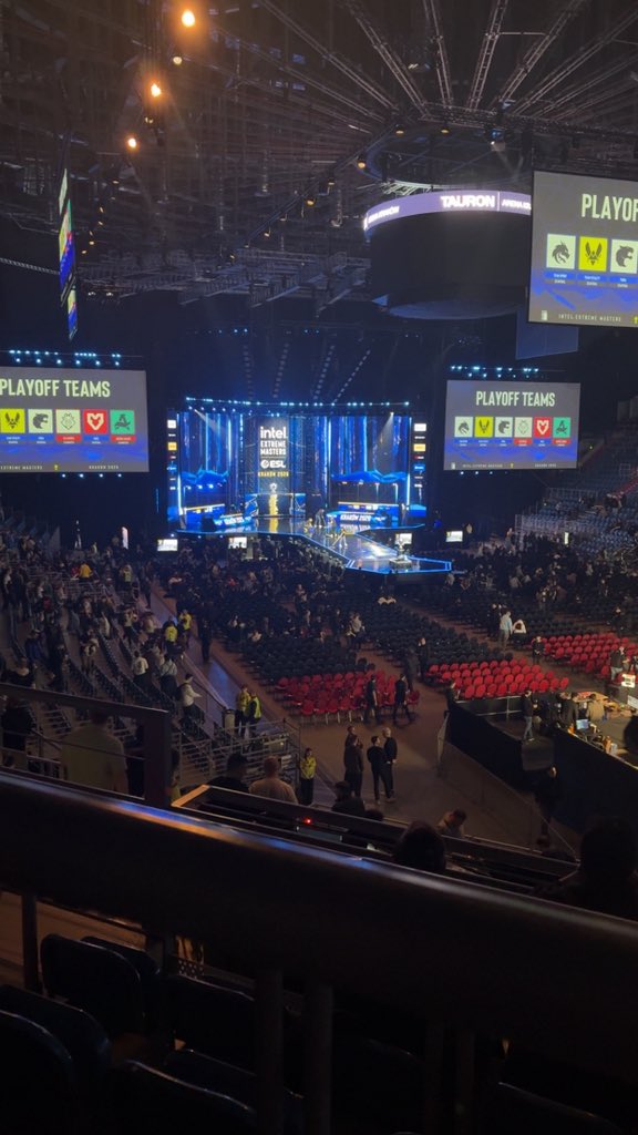 MattTheYappa's tweet photo. Best seats in the Arena 😎 https://t.co/ZC41tn1zyT