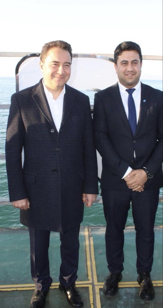 Sağdan da soldan da
Hırsıza, arsıza, rantçıya inat
Devleti ganimet bilenlere de,
Yoksulluğu ideolojiye sloganlarına siper edenlere de inat
Diline pelesenk ettiği kul hakkını unutan sağa da,
Emeği istismar eden duygu sömürücüsü sola da inat.
Bu ülkeyi temiz siyasetle ayağa