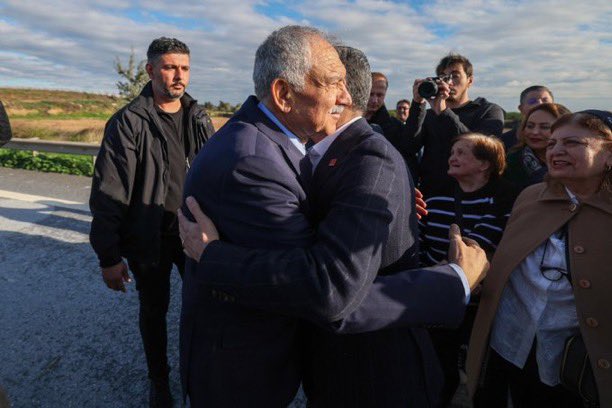 🟠 Adana Büyükşehir Belediye Başkanı Zeydan Karalar, CHP Genel Başkanı Özgür Özel‘i Adana il sınırında karşıladı.