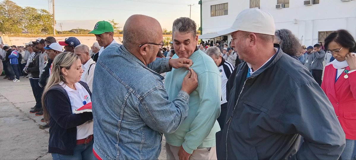 Ayer celebramos un acto de reconocimiento a nuestros trabajadores más destacados. Se impuso la Medalla "Ñico López" por más de 20 años de servicio y se rindió homenaje a Camilo Cienfuegos.

#RefineríaCienfuegos #Reconocimiento #PetrolerosPorCuba