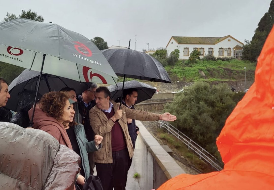 Esta mañana nos hemos desplazado a El Palmar de Troya para conocer de primera mano los efectos de las intensas lluvias que están afectando a la localidad y a nuestra provincia.

Acompañado por el alcalde, Juan Carlos González, y junto a la vicepresidenta primera, <a href="/mjmonteroc/">María Jesús Montero</a>, el