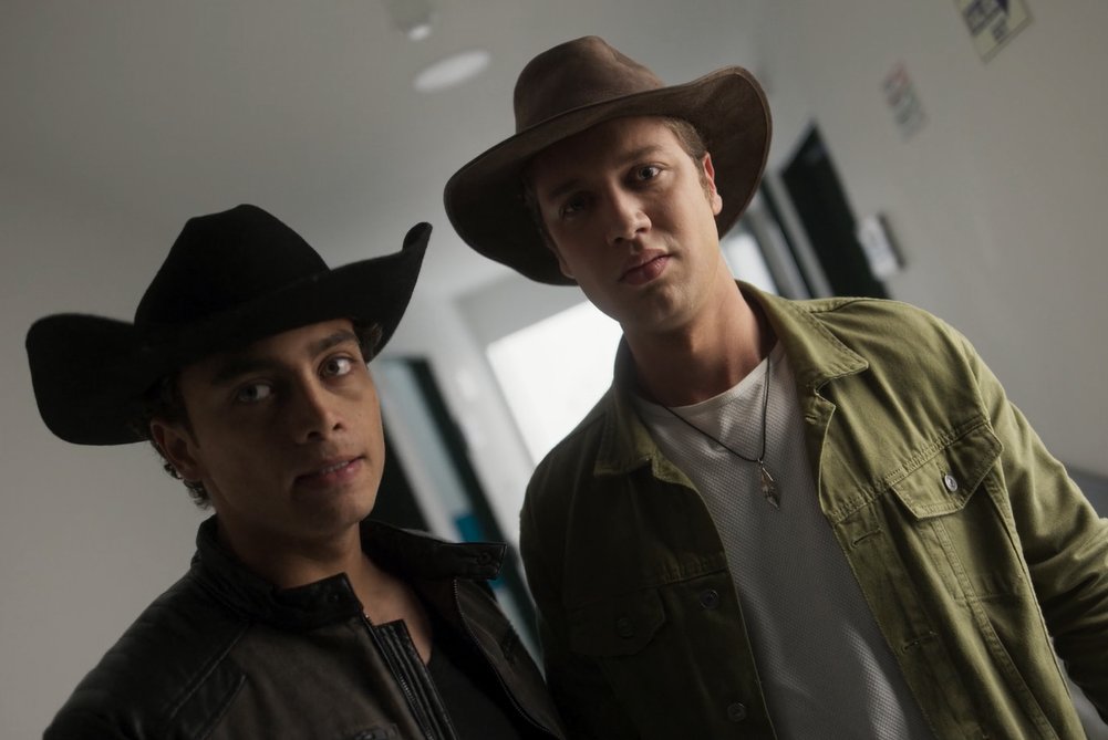 PasdeGavilanes's tweet photo. #PasiónDeGavilanes2 #PDG24 El extorsionista pone a Erick y León contra las cuerdas con un vídeo incriminatorio. https://t.co/T6rU4ixh9d