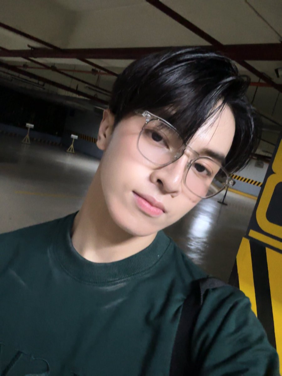 frnzchuaa's tweet photo. May nakasalubong akong stranger sa parking lot

Stranger: “Grabe, sobrang gwapo mo—parang out of this world.”
Me: “Ha? Totoo ba ’yan?!”
Stranger: “Once in a lifetime lang makakita ng ganyang mukha. Be confident.”

…kaya nag-selfie ako 😌📸

let me know if u want a formal version https://t.co/bR8bsI0TSv