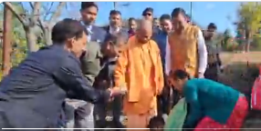Amazonite_Green's tweet photo. योगी जी आपने पैतृक गाँव पहुँचे तो कई भावुक कर देने वाली तस्वीरें आई, बच्चे, बूढे, यंग, सभी उनका स्वागत करते दिखे-  खुशियां हो भी क्यों ना... जिसको बचपन में पाला पोसा वह आज करोडों लोगों के आँसू पोछ रहा है। https://t.co/luR9PNpnhg