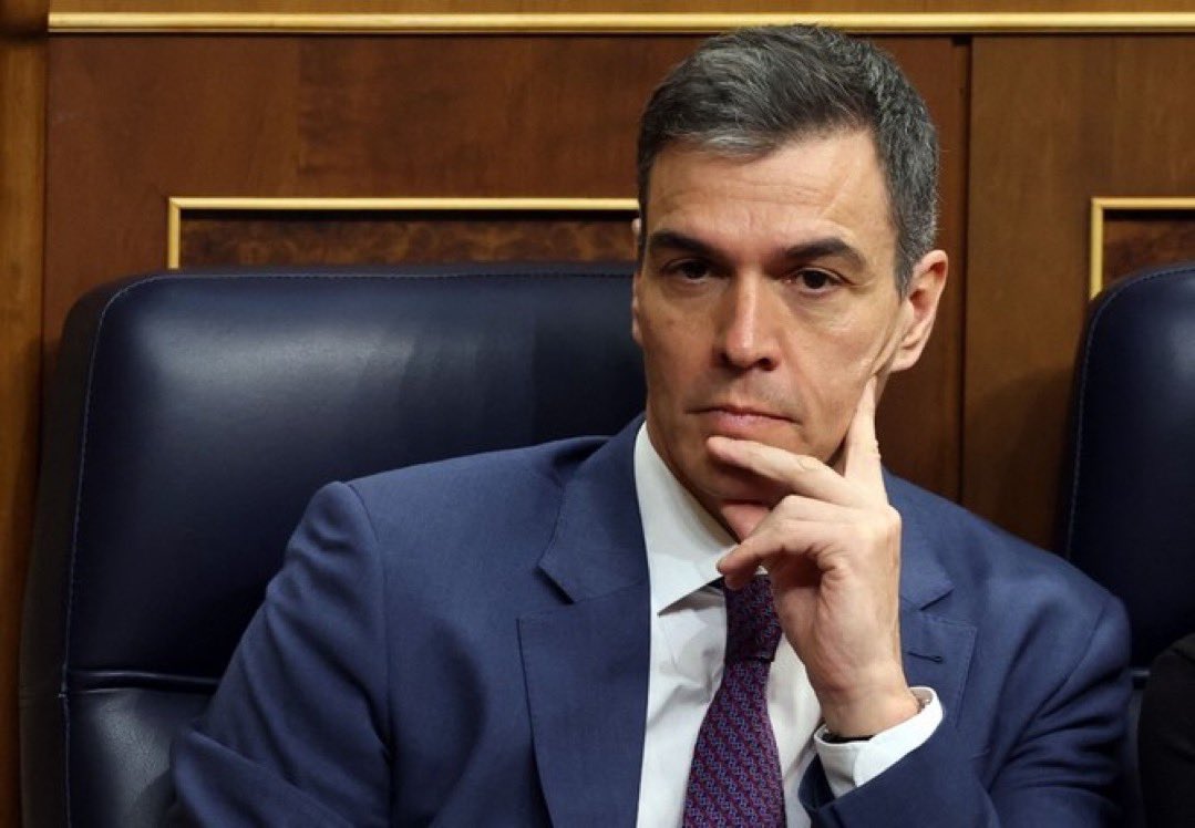 🗣️İspanya Başbakanı Pedro Sánchez:

— Cep telefonlarını neden kontrol etmek istiyorlar? Telefonları kontrol etmek istiyorlar çünkü ne okuduğumuzu ve ne gördüğümüzü bilmek istiyorlar ki daha sonra neye oy verdiğimizi bilsinler ve kontrol etsinler.

— İşte bu yüzden, 16 yaşın
