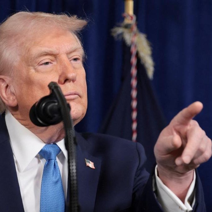 Jasonlu2020's tweet image. 美伊在阿曼的间接谈判刚结束，双方都说“开局良好”，同意继续谈，但现实很骨感：
伊朗拖延时间的核心证据还在：
只谈核、不碰导弹和代理人，拒绝零浓缩、拒绝转移高浓铀，历史上一再用谈判换时间完善核计划。
美国边谈边压：
特朗普放话“伊朗很想成交，但零核武器是底线”
中东舰队集结，军事威慑没停。