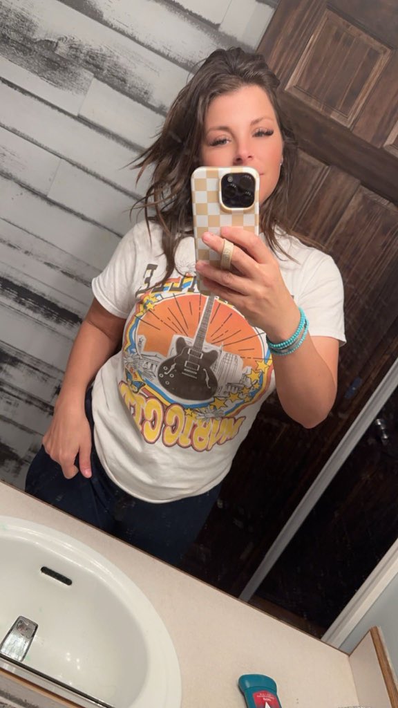 Lindzeex00's tweet photo. Would you still be interested in me if this is how I woke up??! Crazy hair and all?! https://t.co/I154xClxq2