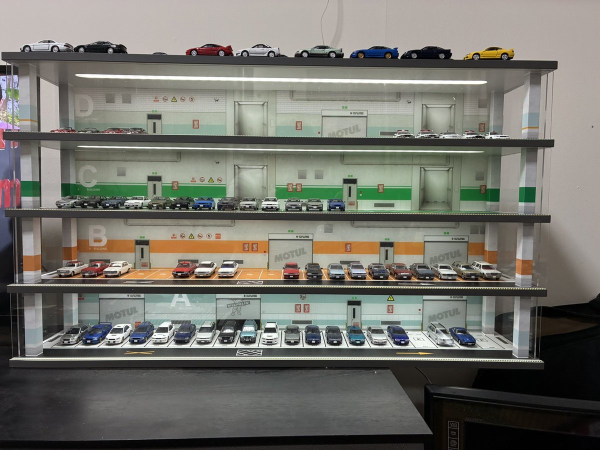 トミカリミテッドヴィンテージネオ飾るために買ったケース。
なかなか良き(  ˶'꒳'˵ )