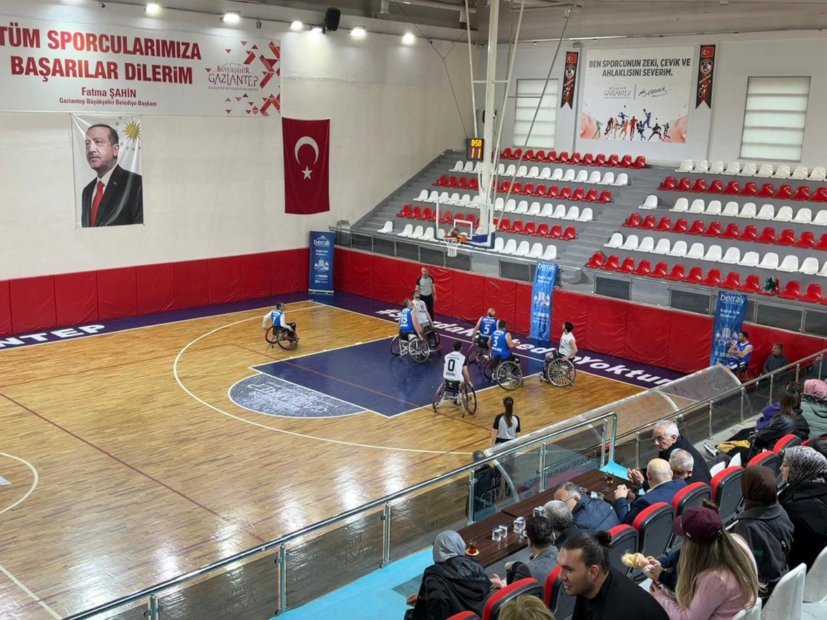 HanifiOzdemir27's tweet photo. Gaziantep Valimiz Sn. @kemalcebervali,
Şahinbey Bld. Bşk. Sn. @mtahmazoglu ve
AK Parti Gaziantep Mv. Sn. @BBozgeyik_27,
🏀 Engelsiz Gaziantepspor TSD Basketbol Takımı ile Akdeniz Belediyesi Basketbol Takımı arasında oynanan müsabakayı tribünden takip etti. ♿
#EngelsizGaziantep https://t.co/G3HRJLaYMd