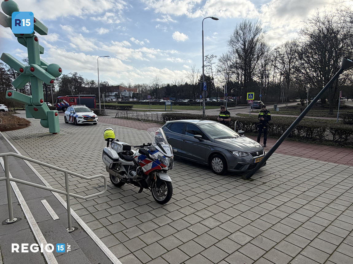 Automobilist rijdt over fietspad en botst tegen paal