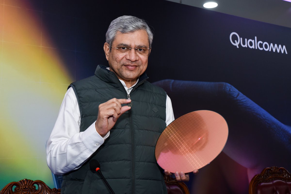SaviSoin's tweet photo. Incredible day at our Bengaluru Development Center hosting Hon’ble Minister @AshwiniVaishnaw as we showcased @Qualcomm’s 2nm tape-out!  Proud of #TeamQualcomm and we’re just getting started! https://t.co/n4vbNgdnub