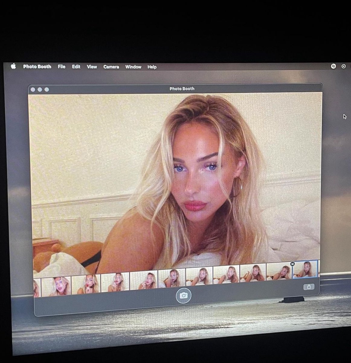 beautyshowcase's tweet image. Bring back slutty Macbook selfies
