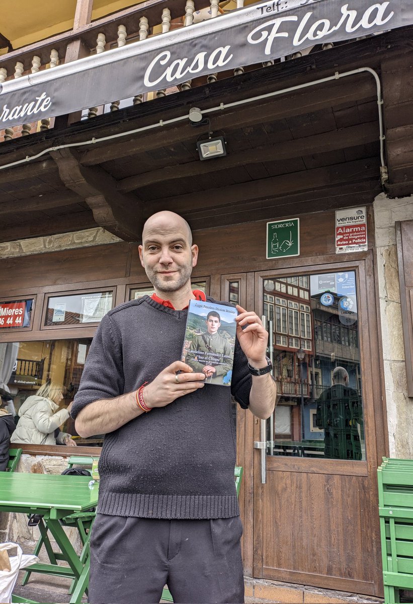 Un seguidor nos envía esto. No sólo regenta este amigable templo de la sidra y restauración situado en la plaza de Requejo de la localidad de Mieres (Asturias), concejo donde se desarrollan los hechos novelados del libro, si no que es amigo personal de uno de nuestros miembros.
