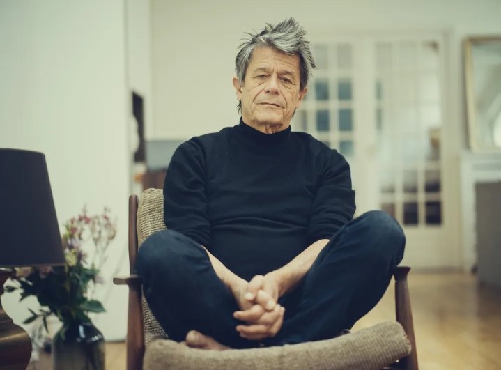 No, Manolito. En esta vida hay dos reglas: la que mencionas y no hacerte fotos descalzo (que es otra manera de herir). Y también la has transgredido.