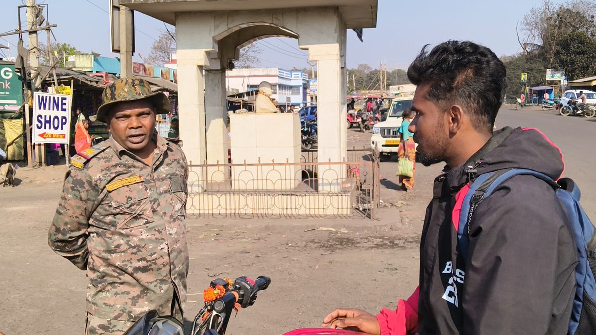 SanjayPal177744's tweet photo. सड़क सुरक्षा जागरूकता अभियान काठीकुंड।
बिना हेलमेट पकड़े जाने पर मिला बादाम और फूल-माला,एसआई केदारनाथ पूर्ति और छात्र नेता संजय पाल ने बाइक सवारों को सिखाया सुरक्षा का पाठ। "जुर्माने से नहीं, दुर्घटना से बचें!"#RoadSafetyAwareness #SafeDriving #DumkaNews #HelmetSaveLife @DumkaDc https://t.co/lEGDsq0j57