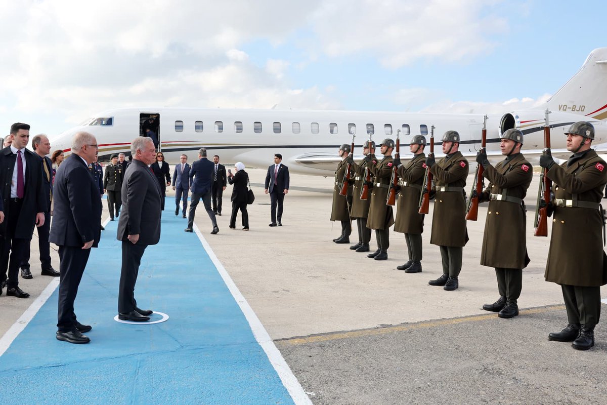 Millî Savunma Bakanı Yaşar Güler, Cumhurbaşkanımız Sayın Recep Tayyip Erdoğan'ın resmî konuğu olarak İstanbul'a gelen Ürdün Kralı 2'nci Abdullah’ı havalimanında askerî törenle karşıladı.

#MillîSavunmaBakanlığı
#YaşarGüler