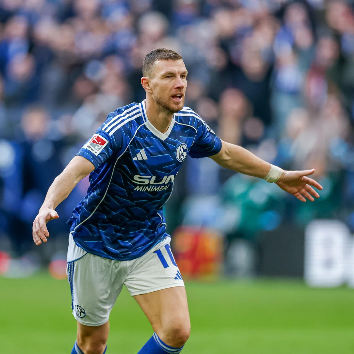 mackolik's tweet photo. Schalke 04 formasıyla 3 maç 3 gol.

💎 Edin Dzeko için yaş sadece bir sayı. https://t.co/IPcOHIIAKX