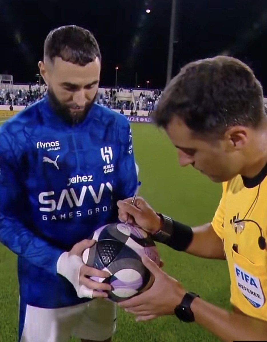 franbelloo's tweet photo. La foto del año y estamos en febrero, que hace Tejera firmándole la pelota a Benzema 😭😭 https://t.co/jasLfamPcP