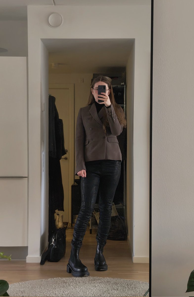 BRUCHUMLAUT's tweet photo. wore a suit the other day, kind of https://t.co/UymDdXzTLP