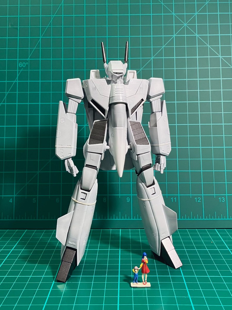 ハセガワ 1/72 VF-1J バトロイド バルキリーの進捗です。塗装中ですが、ロービジもいい感じですね〜。d(^_^o)