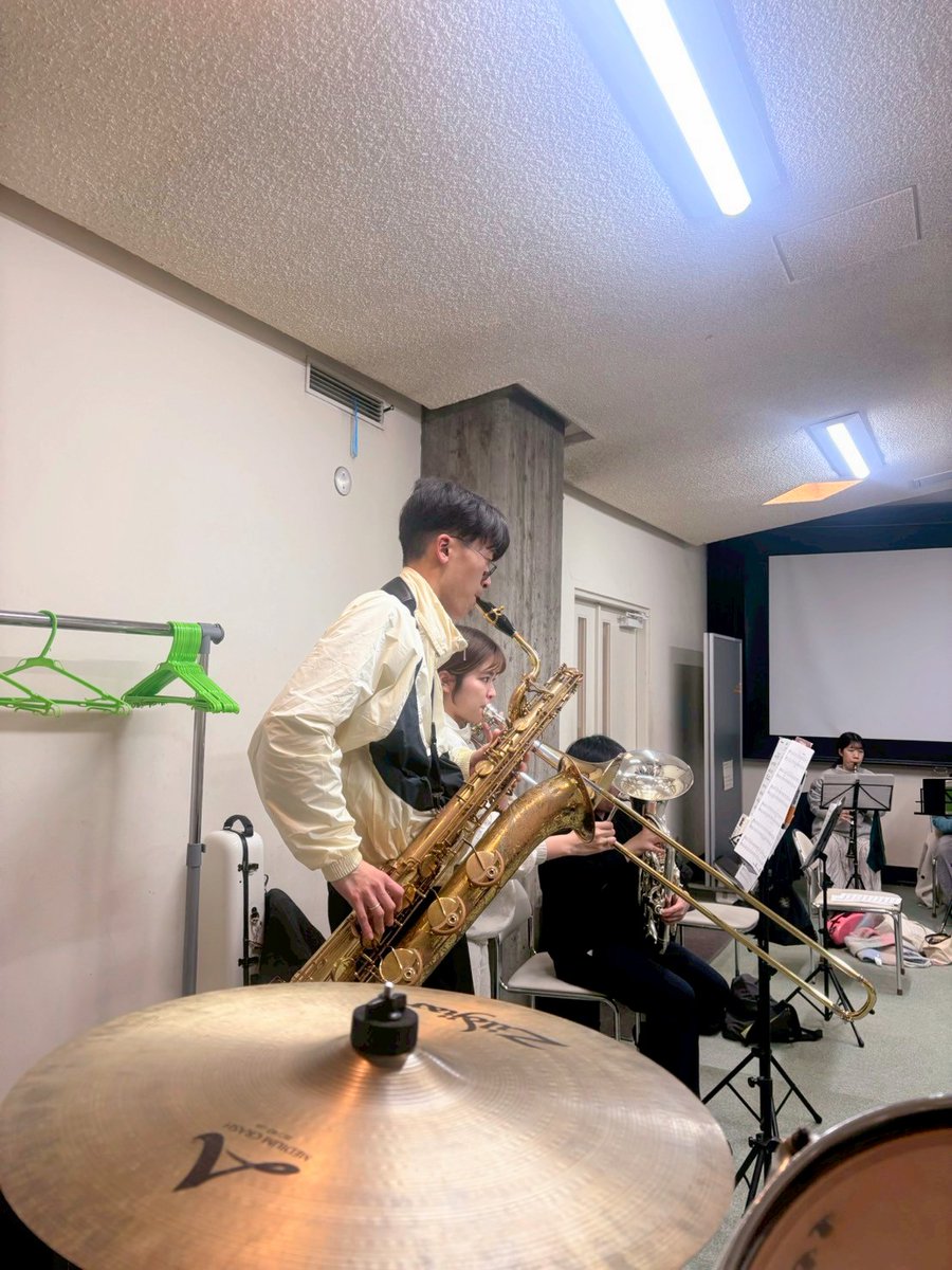 idea_wind's tweet photo. こんばんは！IDEA Wind Orchestraです🥁
今日は合奏予定でしたが、指揮者が発熱で個人練習に…😿それでもたくさん団員が集まったのでいろんな曲を初見合奏しました🎶
見学の方もいらっしゃり、和気あいあいとした練習になりました🎺

寒暖差激しい時期、皆様もご自愛ください❄

 #岡山
 #吹奏楽 https://t.co/t3juXJ8Try