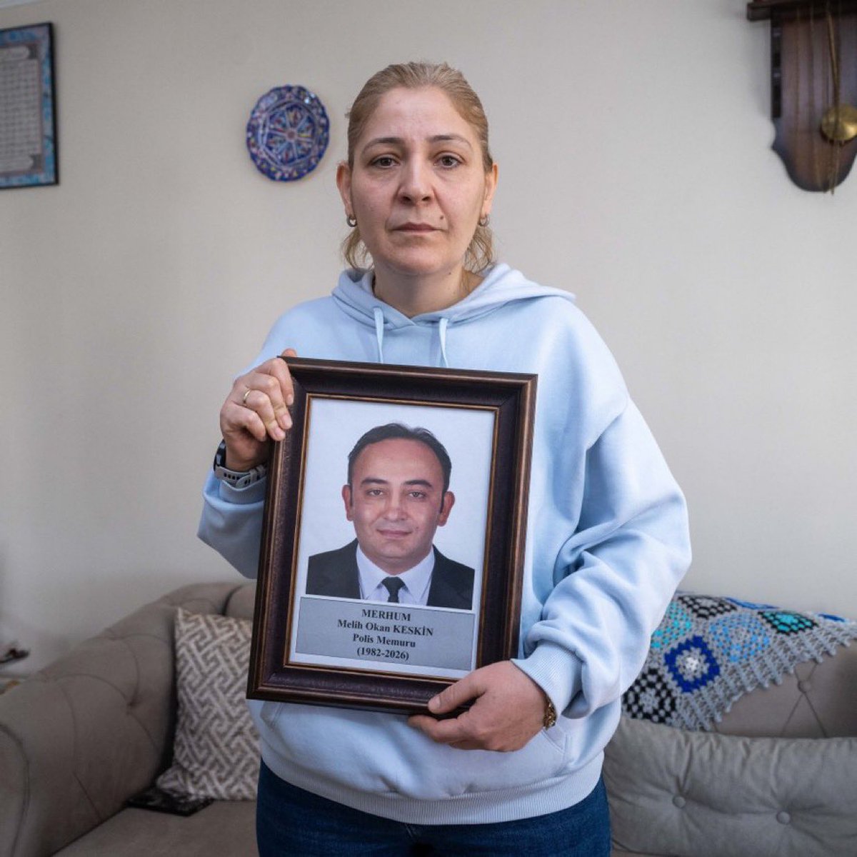 Dövülerek öldürülen polis memuru Melih Okan Keskin'in 2 çocuk babası olduğu öğrenildi.

Eşi Emel Keskin: "Aracın park lambasının yanmadığını söylüyorlar.

Eşim tekrar dışarı çıkıp arabayı çalıştırdıktan sonra park lambasının yandığını görüyor ve tekrar içeri geliyor.

'Park