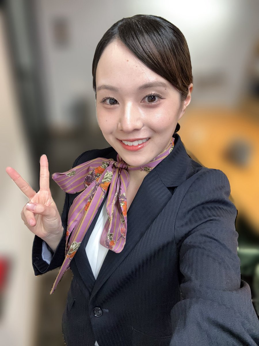 可愛いスカーフをお借りしました！
それらしく見えるかしら。
それと、久々のシニヨンにとある夏を思い出しましたね🏊‍♀️

3/6から始まる公演も応援タペストリーもどうぞよろしくお願いします！

 #ただグラ