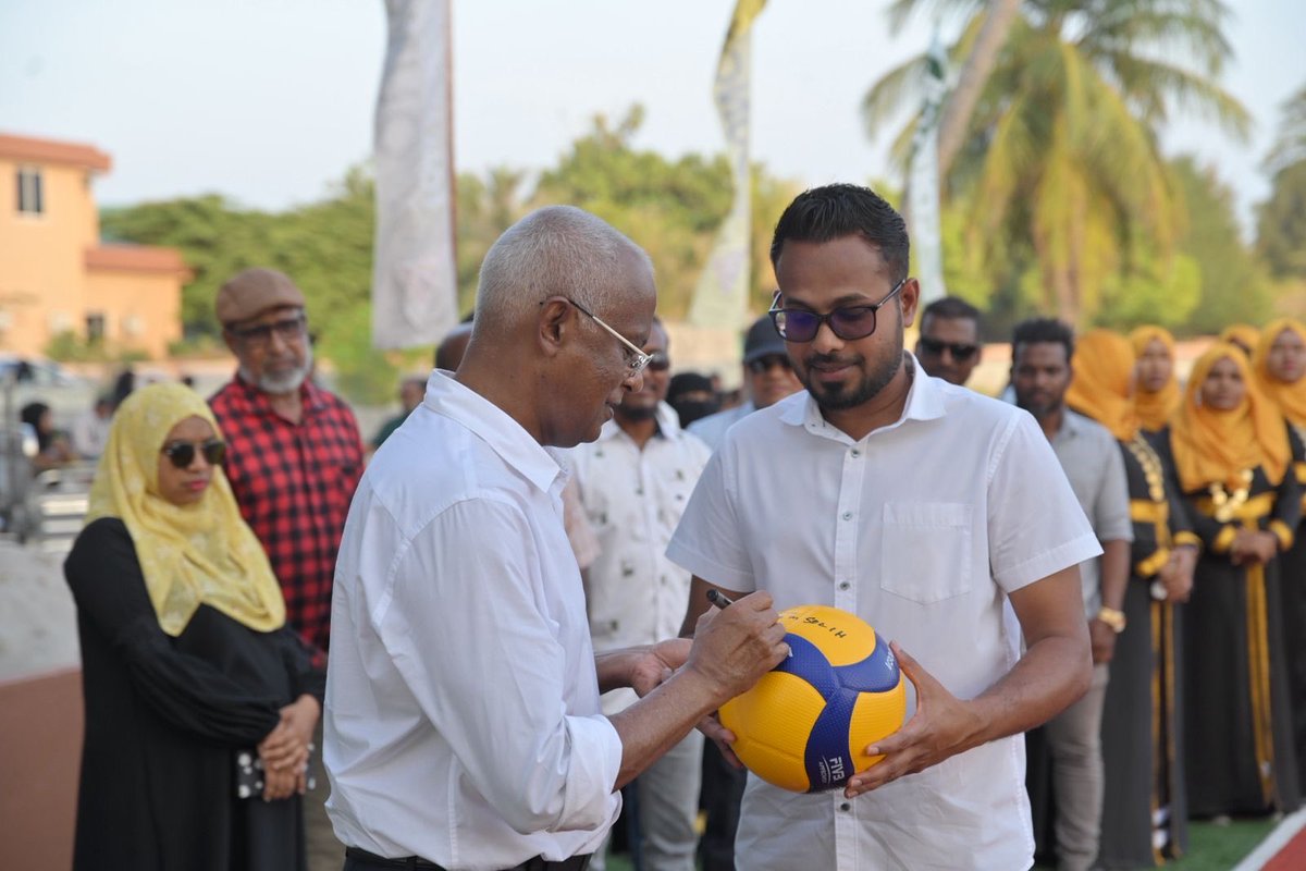 MDPSecretariat's tweet photo. ށ.ފޯކައިދޫ ކައުންސިލް އިން އަލަށް ހެދި ޒަމާނީ ވޮލީބޯލް ކޯޓް ރައީސް @ibusolih ށ.ފޯކައިދޫގައި ހުޅުއްވައިދެއްވުން. 

#HeyvallaThayyaru 
#GearUp
#LCE2026
#WDC2026
#VoteMDP https://t.co/0mRZREjQwD