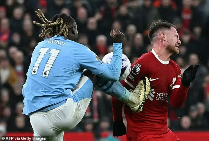 christoff7's tweet photo. @TiBTiB220 @JohnHum54736209 @EPLBible The same ref didn't even give a foul for this https://t.co/hrXWjraXJW