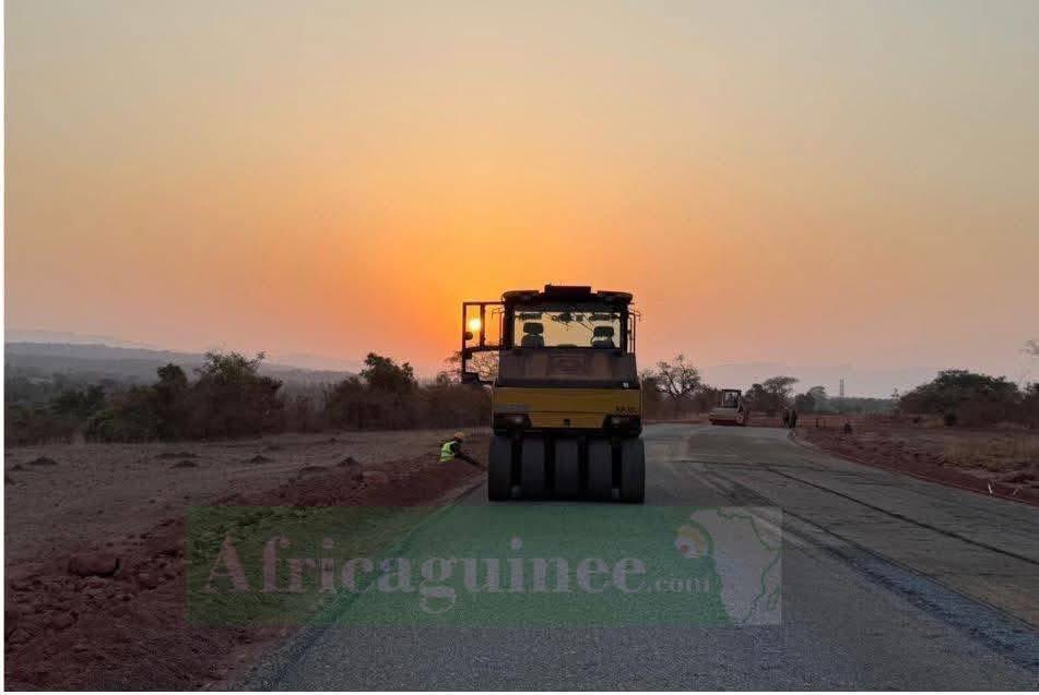 Route Labé-Mali-Kedougou long de 107 KM en construction 😍

Le bitumage du tronçon Saare Kaly-Yembering entre dans sa phase active grâce au pragmatisme mis en place par le GÉNÉRAL MAMADY DOUMBOUYA 

#Guinée 🇬🇳 
#Senegal