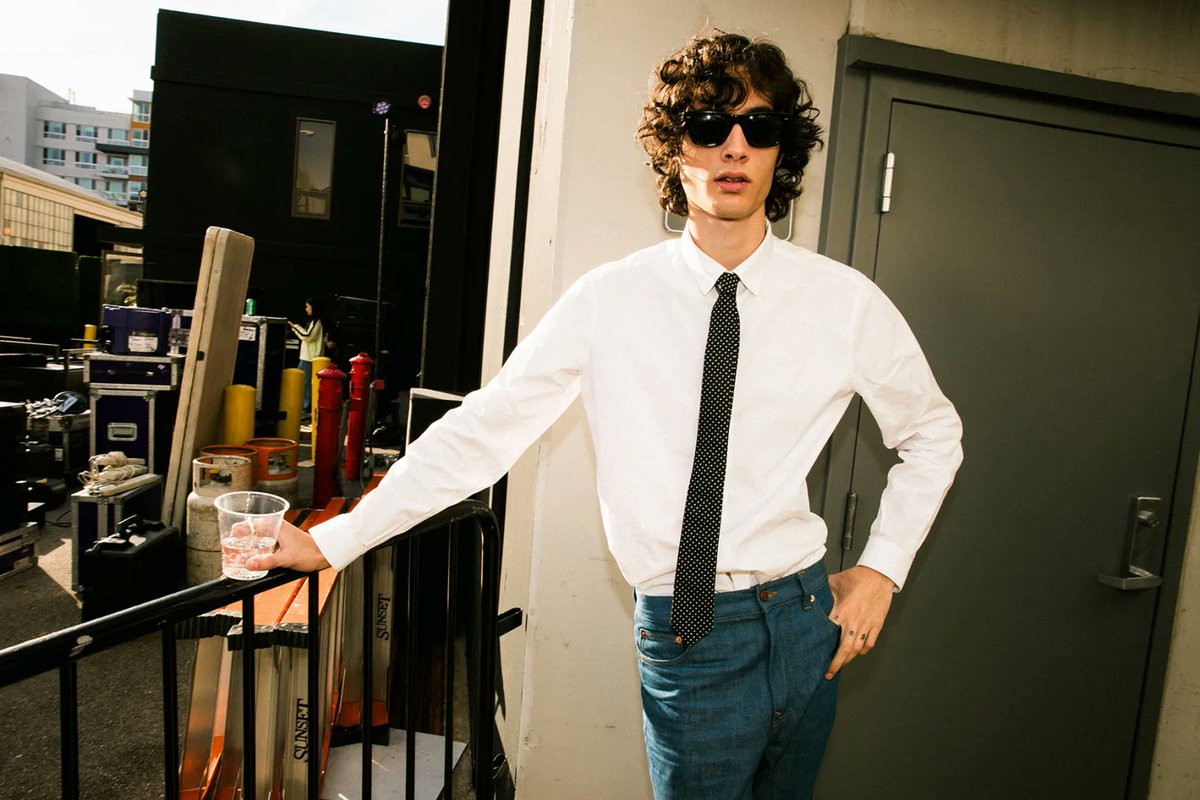 chartdata's tweet image. sombr's "Homewrecker" debuts at #25 on the global Spotify chart with 2.92 million streams.