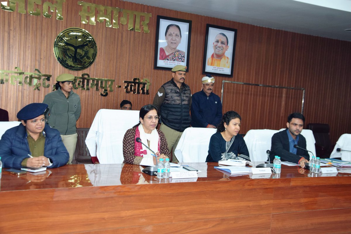 आज कलेक्ट्रेट स्थित अटल सभागार में नोडल अधिकारी मिनिस्ती एस ने मा.प्रभारी मंत्री के भ्रमण, बैठक के कार्यवृत्त और जिले के विकास कार्यक्रमों की समीक्षा की।अधिकारियों को समयबद्ध कार्य,गुणवत्ता सुनिश्चित करने के निर्देश दिए।दो प्रमुख परियोजनाओं का भी स्थलीय निरीक्षण किया।<a href="/CMOfficeUP/">CM Office, GoUP</a>