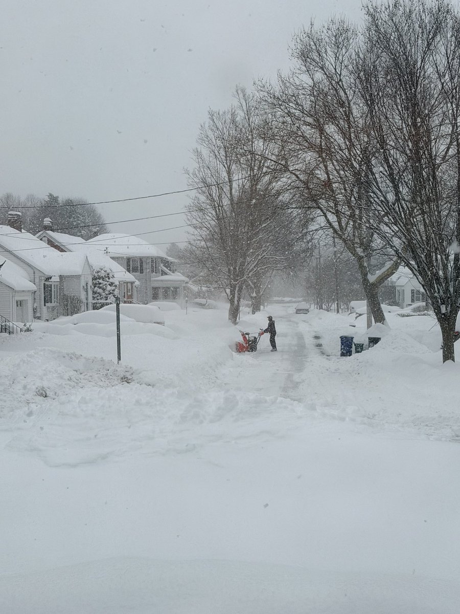 After about 45 minutes of the snow shutting off and the sun nearly poking through, back in it in Beverly. Let’s get a foot. #mawx #beverlyma