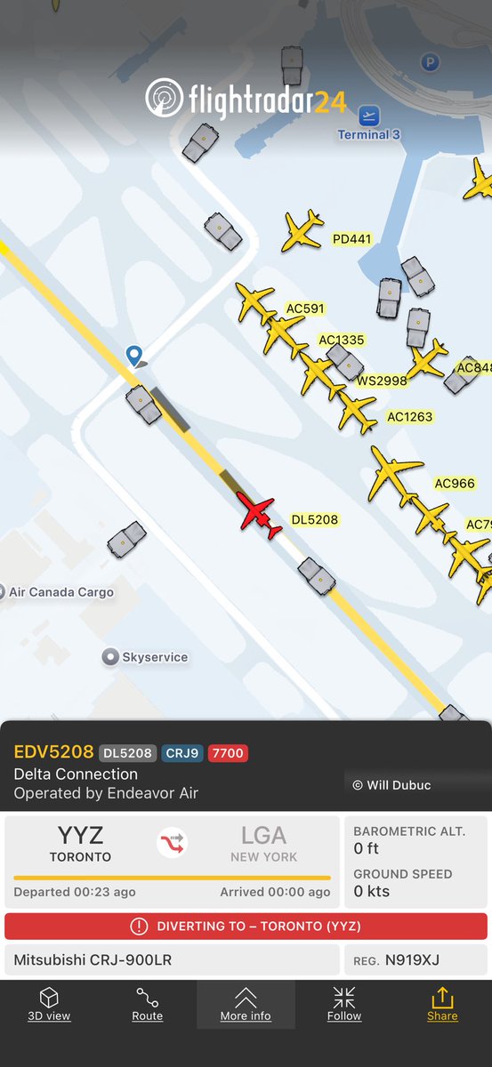 #delta5208 took off from #Toronto and abruptly circled back and landed. It is being surrounded by fire vehicles. #squawk7700 #delta. No ATC available. Flight DL5208 from Toronto to New York
fr24.com/EDV5208/3e3b3d…