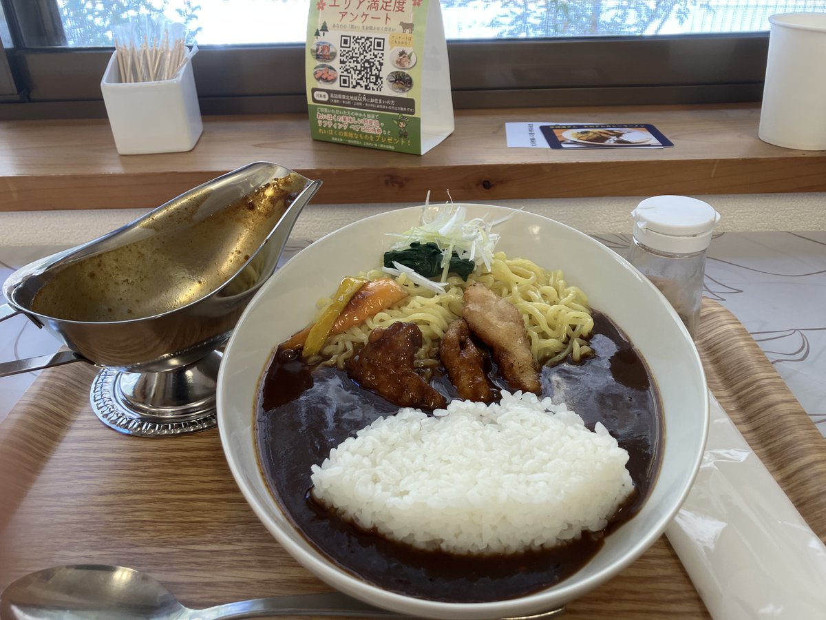 Power_Level_5's tweet photo. 高知県大川村・村のえき結いの里・大川ダムカレーラーメン。野菜で流木、四角いポテトで旧村役場、カレーでダムの水を表現しているそうです。美味しゅうございました🤤 https://t.co/FYmW0zNwPm