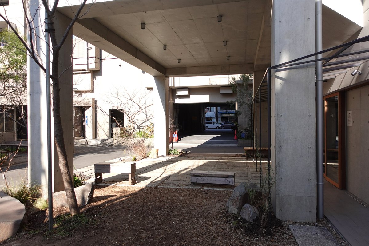 #ニシイケバレイ 再訪
都道441（要町通り）に面して板状（高層）中間免震のMFビル、裏には木賃APをリノベした店舗・シェアキッチン、RC造4/0コーポ紫雲と木造平屋のチャノマ、そして空き地だった所にRC打放3/0のTELASが増え、異なる時代の異なる意匠・構造の建築が並び建ち池袋らしい風景😊